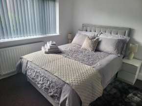 Spacious & Cosy Holiday Home in Manchester